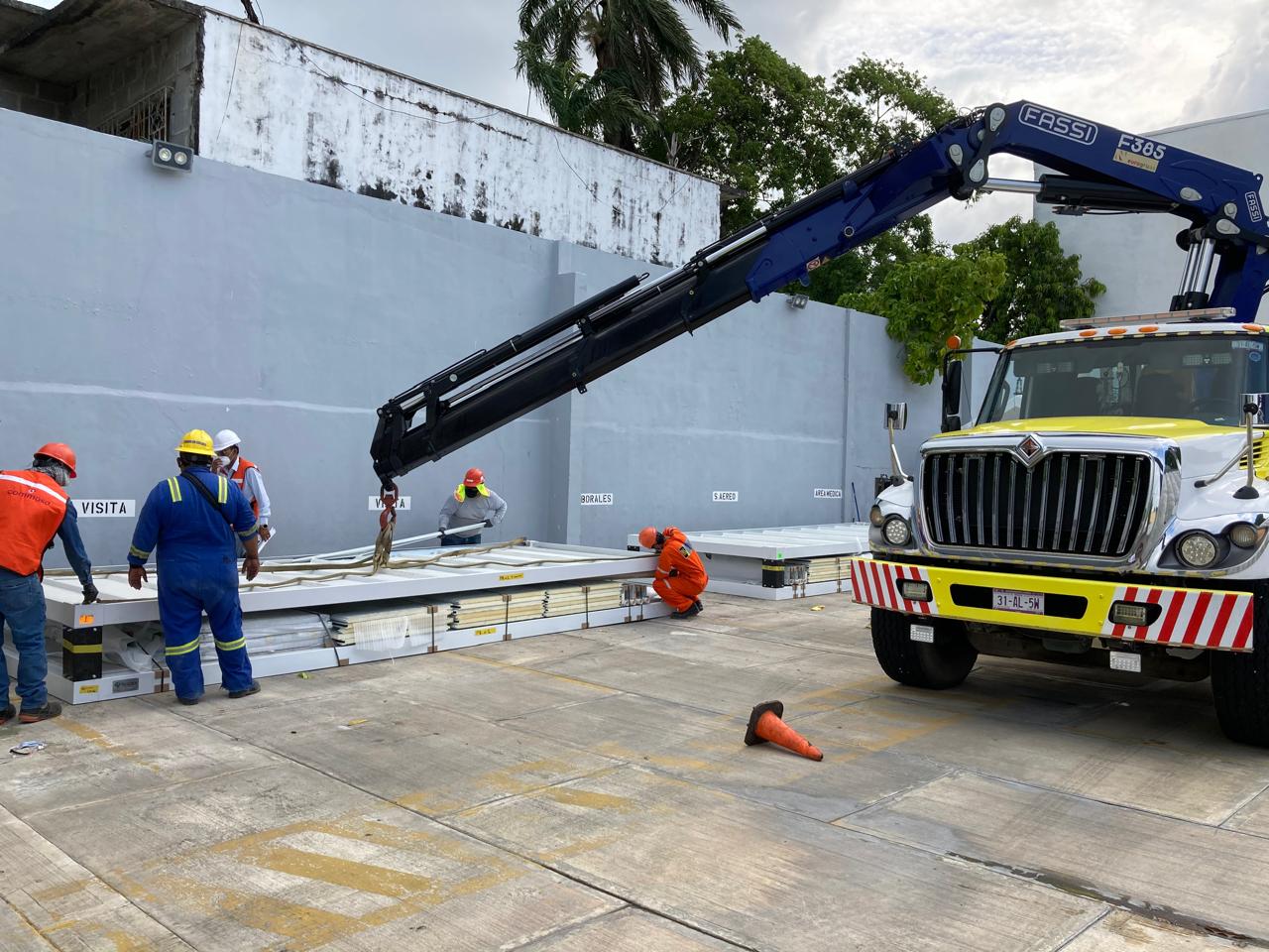 Maniobra de carga con grúa y equipo operativo para importación y exportación