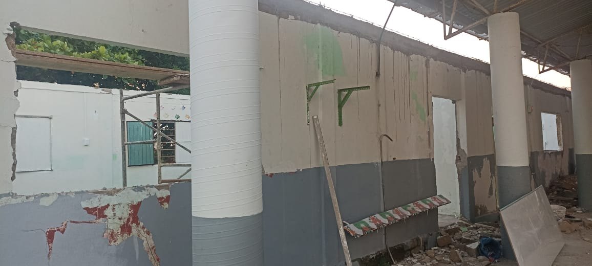 Equipo técnico con trajes naranjas en sitio de proyecto