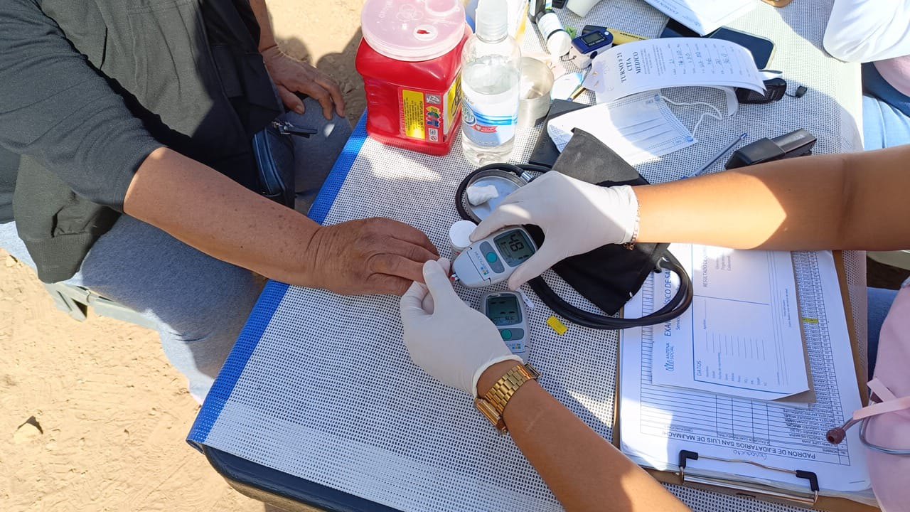 Registro y atención comunitaria durante una jornada social en territorio