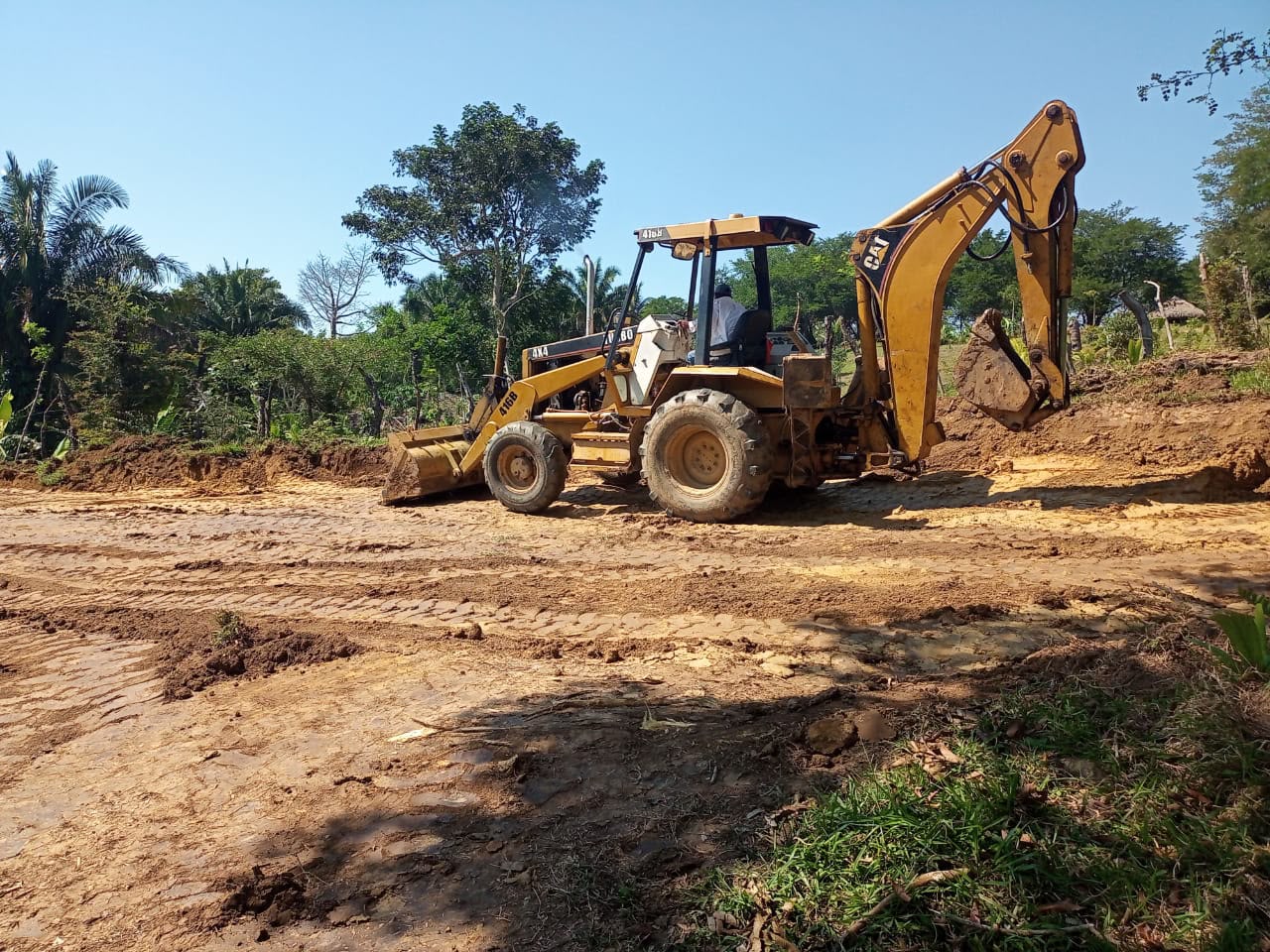 Maquinaria trabajando en territorio como parte de la visión integral de consultoría técnica