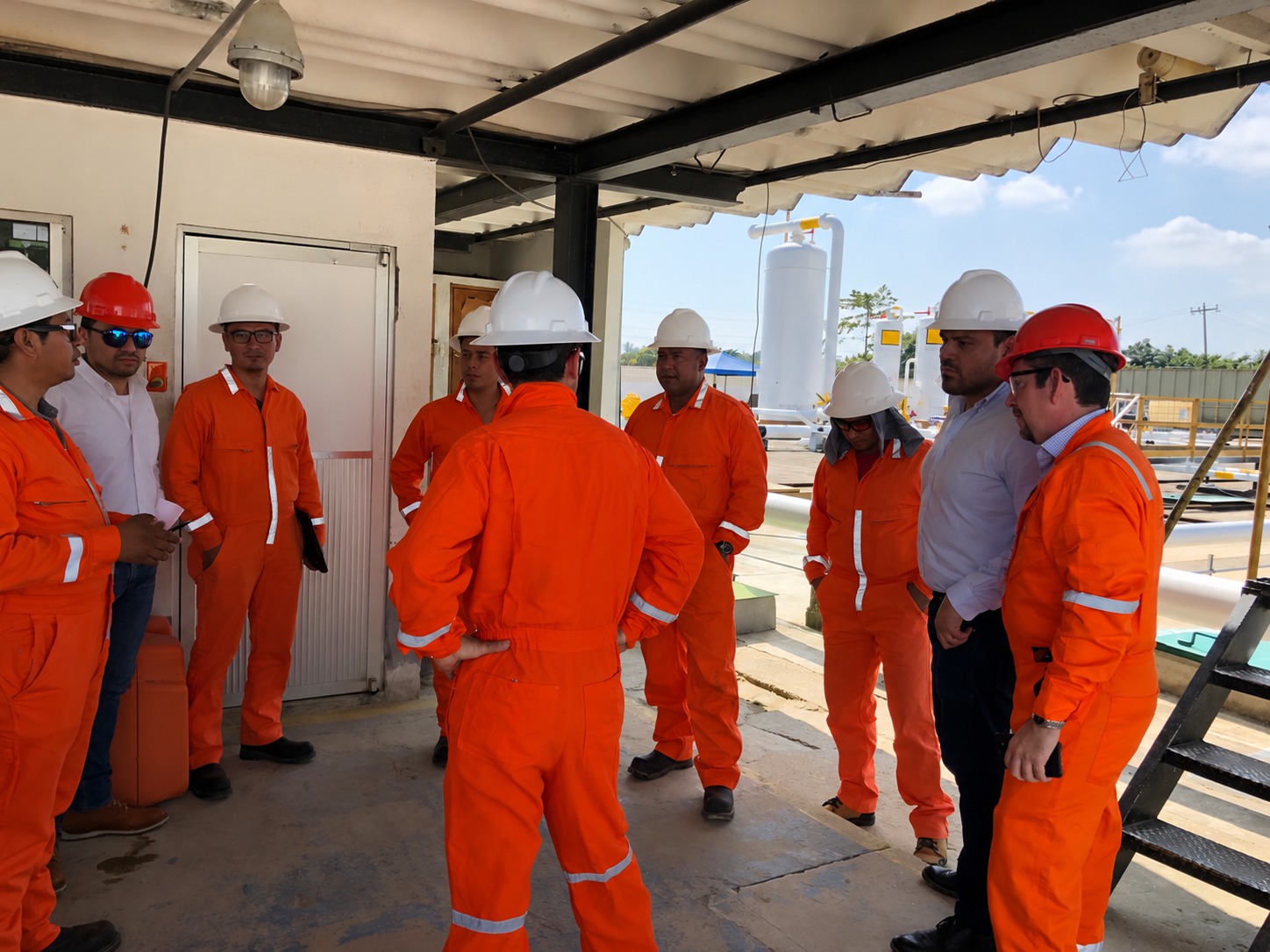 Reunión operativa de equipo en planta industrial