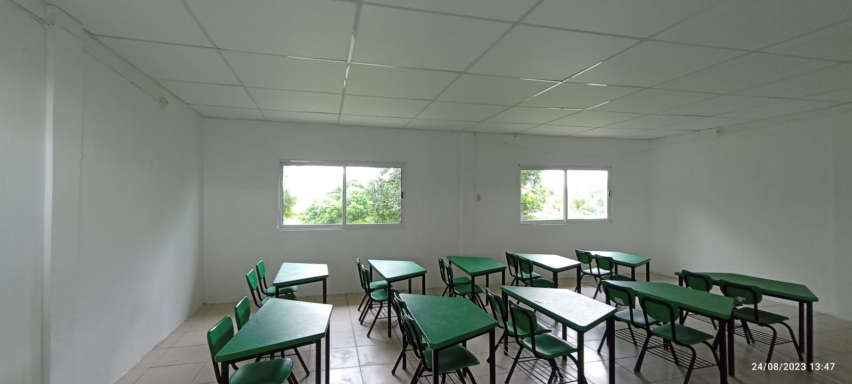 Aula rehabilitada como parte de infraestructura educativa y vial