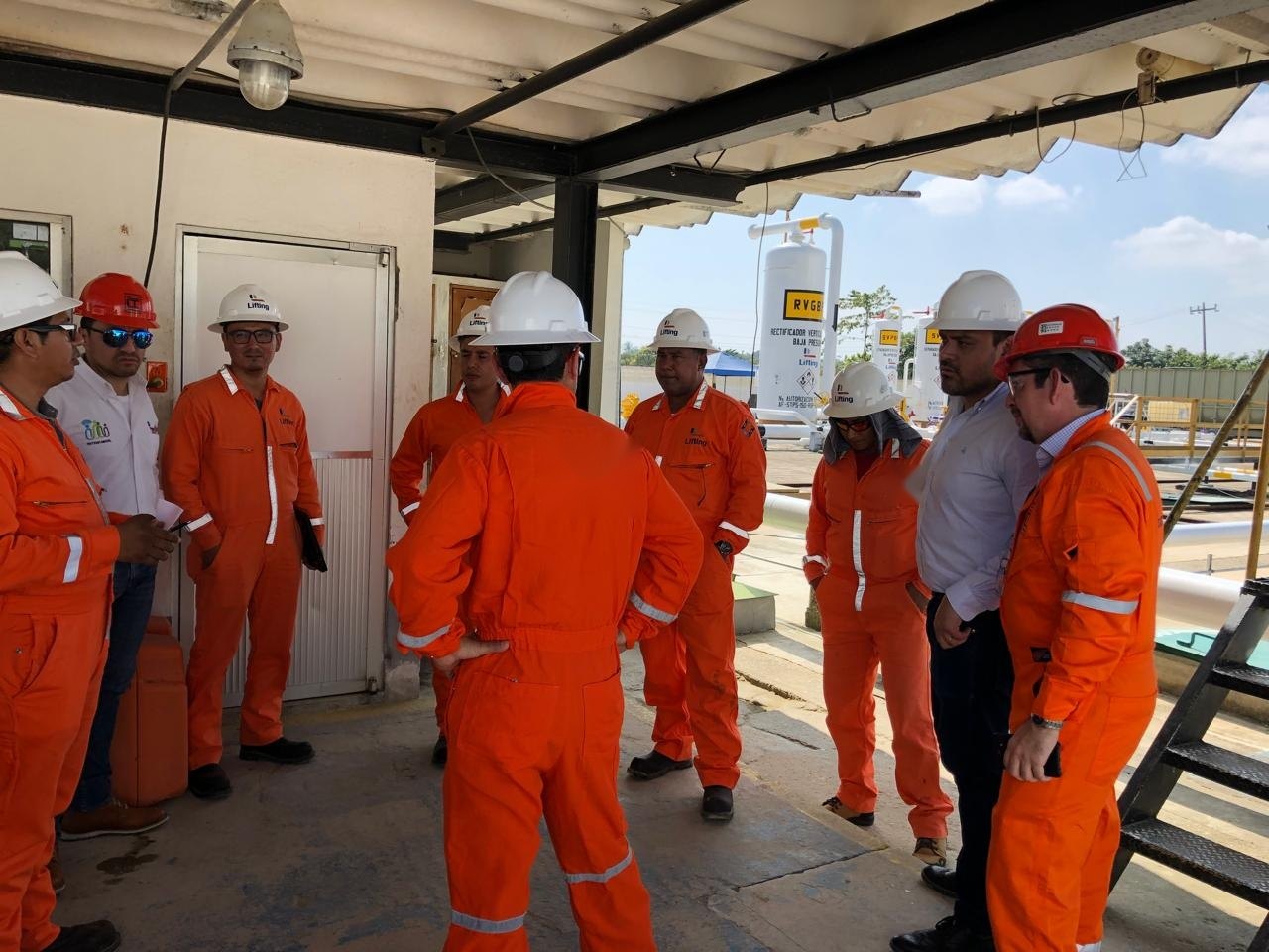 Equipo técnico en visita operativa a instalaciones industriales