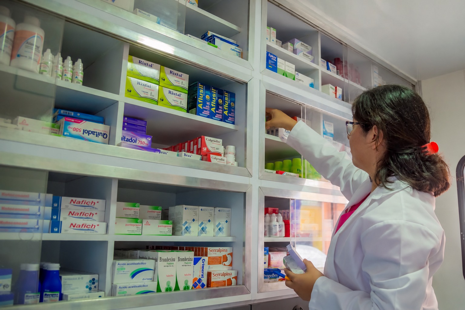 Profesional de salud organizando medicamentos como parte de la esencia operativa de VEYCRA