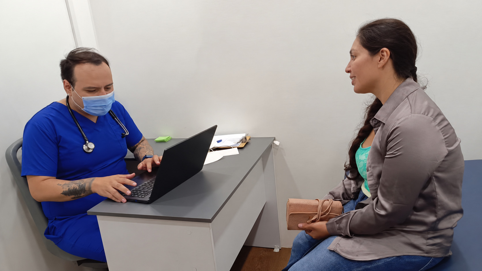 Profesionales construyendo relaciones y acuerdos de largo plazo